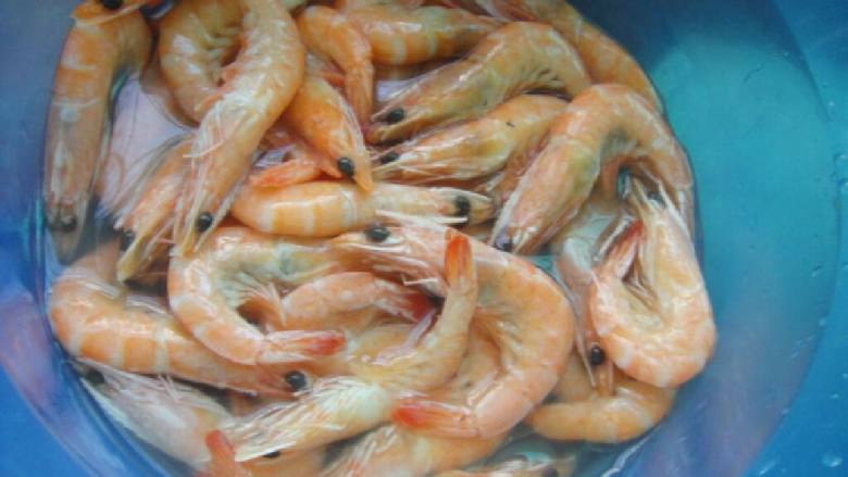 麻辣虾,用盐水泡一下