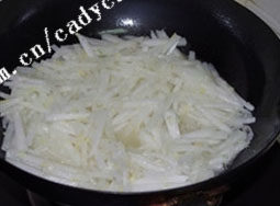 小炒姜末冬瓜丝,热锅凉油，油热后，放入冬瓜和姜末一起翻炒，冬瓜有点出水后加入一小勺盐，翻炒几下，盖上盖子煮2分钟左右