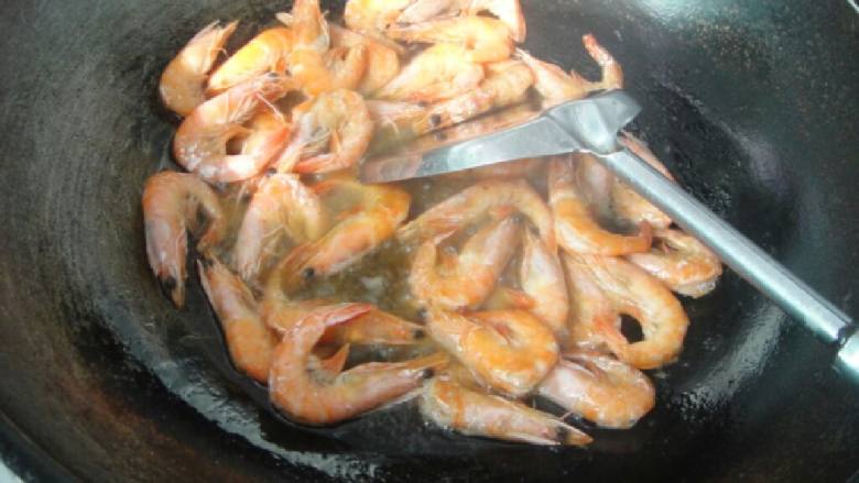 麻辣虾,用油炸一下炸，炸出金黄色