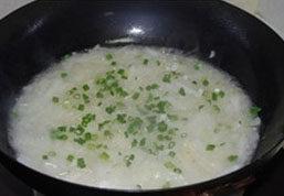 小炒姜末冬瓜丝,打开盖子后冬瓜的水分大部分都出来了，有点半透明色，加入一小勺<a style='color:red;display:inline-block;' href='/shicai/ 756'>鸡精</a>，葱花翻炒出锅即可