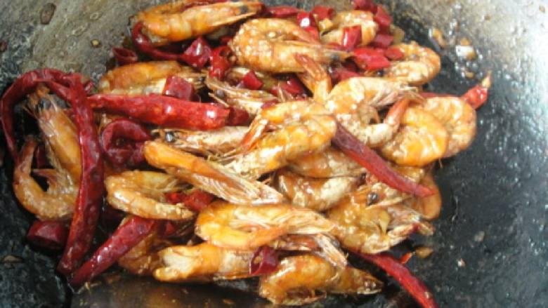 麻辣虾,把<a style='color:red;display:inline-block;' href='/shicai/ 300'>虾</a>拿出，锅中留油，加入蒜粒，<a style='color:red;display:inline-block;' href='/shicai/ 700'>花椒</a>，<a style='color:red;display:inline-block;' href='/shicai/ 62'>辣椒</a>，朝天椒，炒一下，炒好后，就把<a style='color:red;display:inline-block;' href='/shicai/ 300'>虾</a>放入锅中炒，加入<a style='color:red;display:inline-block;' href='/shicai/ 189983'>调料</a>，盐