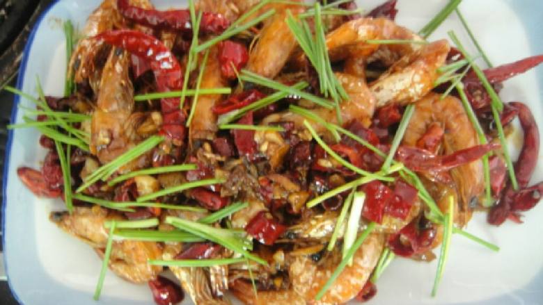 麻辣虾,炒好后装盘，在表面加入<a style='color:red;display:inline-block;' href='/shicai/ 3250'>葱</a>！