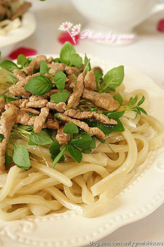 荆芥肉丝手擀面 