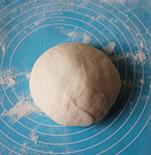 荆芥肉丝手擀面 ,<a style='color:red;display:inline-block;' href='/shicai/ 519'>面粉</a>中加入适量的水和少许的盐揉成稍硬的面团，饧上10分钟