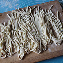 荆芥肉丝手擀面 ,拉开来，再均匀地撒上点面粉