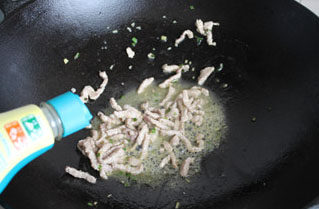 荆芥肉丝手擀面 ,锅中入油烧热，加葱和姜炸香，加入肉丝炒熟，入<a style='color:red;display:inline-block;' href='/shicai/ 845'>高汤</a>炒一炒。