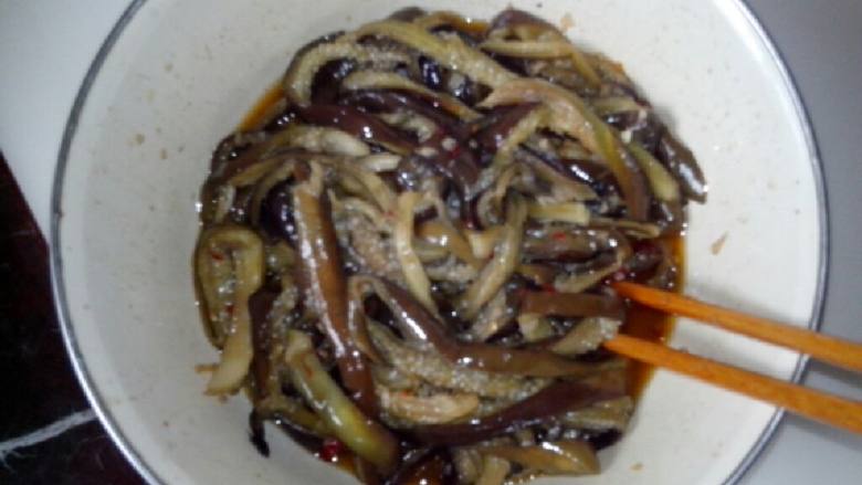 冯式凉拌茄子,将蒸好的茄子，撕成小条，放入调料碗中拌匀即可食用。