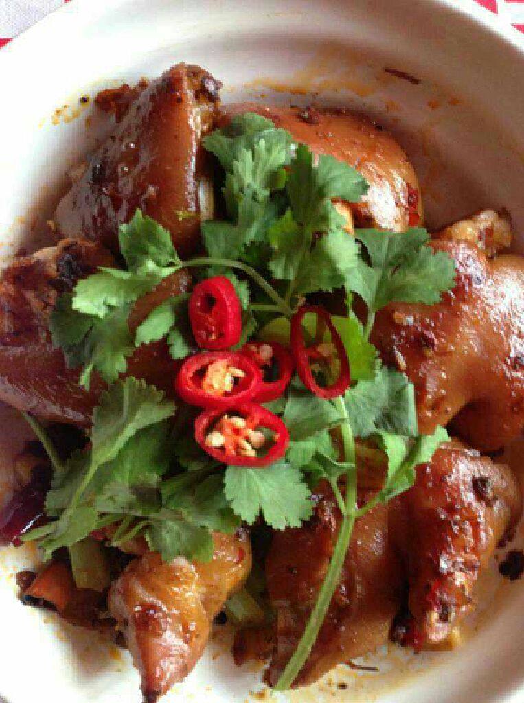 香辣秘制猪蹄,炒至入味后装盘加入<a style='color:red;display:inline-block;' href='/shicai/ 131'>香菜</a>和红椒圈