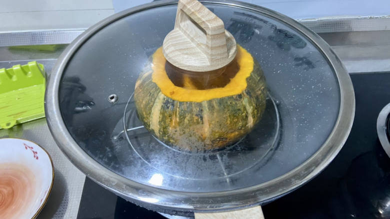 南瓜蒸蛋,放入蒸锅,上气后中火蒸20分钟,取出放凉到不烫手