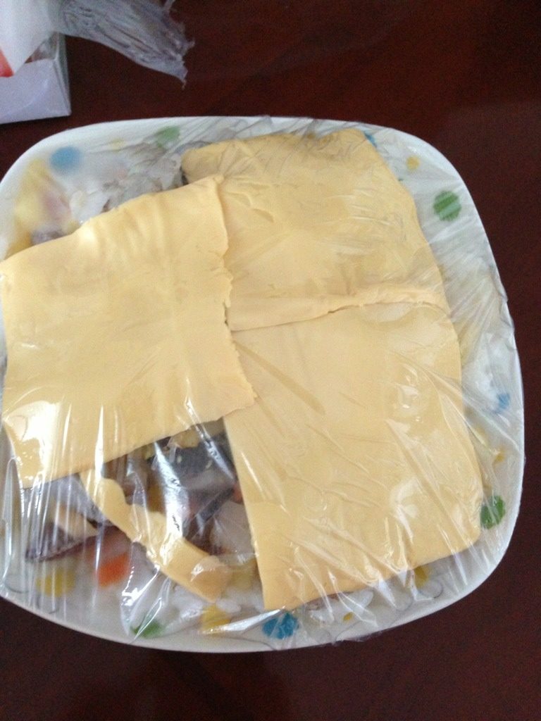 海鲜焗饭,<a style='color:red;display:inline-block;' href='/shicai/ 507'>米饭</a>装入容器中，将事先准备好的蔬菜丁铺上，再将花蛤，虾，铺上，再在最上面铺上<a style='color:red;display:inline-block;' href='/shicai/ 935'>芝士</a>片