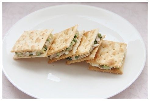金枪鱼夹心饼干,将拌好的金枪鱼沙拉夹在苏打饼干中即可。