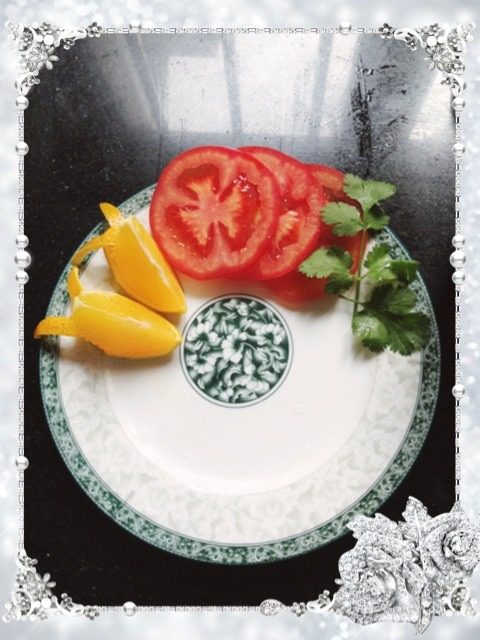 简单快捷的爱心早餐,把<a style='color:red;display:inline-block;' href='/shicai/ 3551'>西红柿</a>，橙子切好放盘里