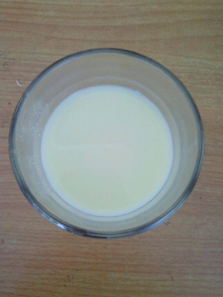 牛奶玉米汁,将玉米连汤水倒入榨汁机或者搅拌机里榨