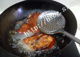 泰式椒麻鸡,鸡腿腌制好之后去掉表面的姜末沥干水分,油温160度左右放锅子里中小火炸5~6分钟,转180度再大火炸一分钟逼出油份,关火捞出沥干油。