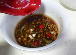 泰式椒麻鸡,辣椒，<a style='color:red;display:inline-block;' href='/shicai/ 8778'>尖椒</a>切好，<a style='color:red;display:inline-block;' href='/shicai/ 2794'>大蒜</a>生姜切成末，放入调料汁。<a style='color:red;display:inline-block;' href='/shicai/ 664'>花生</a>切碎备用