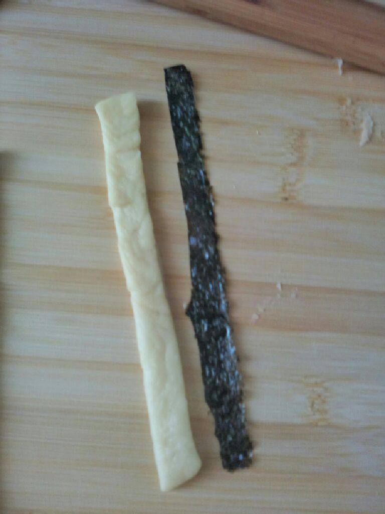 面包环,发孝结束揉回大小，擀平，切条，海苔也切条，把海苔放面条上