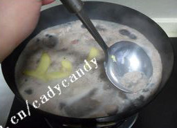 土豆洋葱烤排骨,<a style='color:red;display:inline-block;' href='/shicai/ 434'>排骨</a>洗干净血水，放入锅中加入适量的冷水，少许姜片大火煮到沸腾，去掉浮沫，转中火盖上盖子煮10分钟