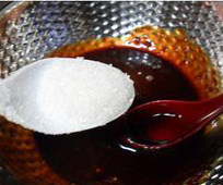 土豆洋葱烤排骨,<a style='color:red;display:inline-block;' href='/shicai/ 718'>料酒</a>少许，烧烤酱两勺，<a style='color:red;display:inline-block;' href='/shicai/ 8494'>海鲜酱</a>一勺，<a style='color:red;display:inline-block;' href='/shicai/ 762'>老抽</a>一勺至一勺半左右，<a style='color:red;display:inline-block;' href='/shicai/ 10588'>糖</a>一勺，<a style='color:red;display:inline-block;' href='/shicai/ 136820'>生姜粉</a>少许混合在一起搅拌均匀