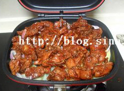 土豆洋葱烤排骨,锅子中加入少许油，铺上土豆片，和洋葱，摆上腌制好的排骨，盖上盖子，中小火煎10分钟，勤翻动，转小火5分钟