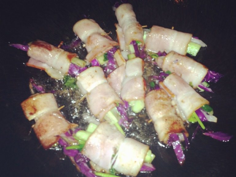 培根蔬菜卷,4.放入锅内炸