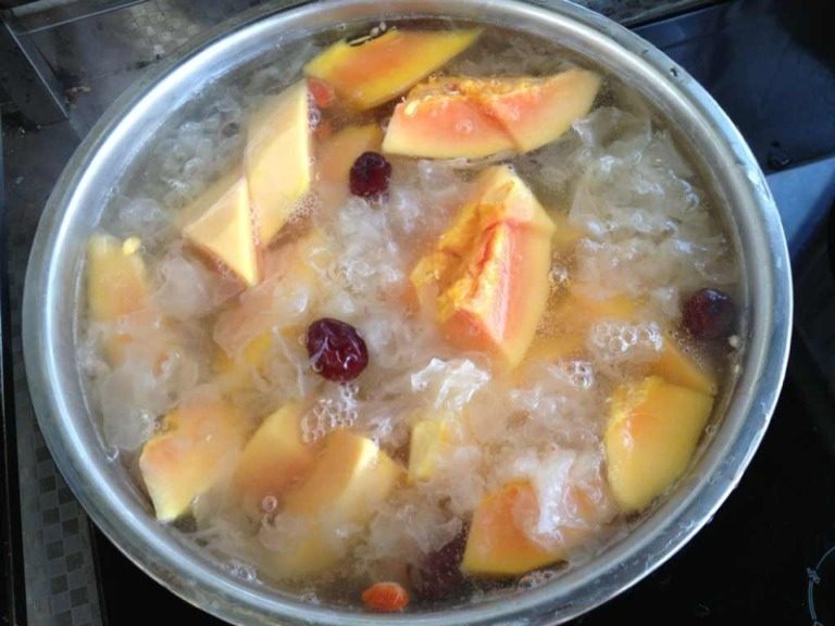木瓜银耳羹,放入木瓜，煮20分钟