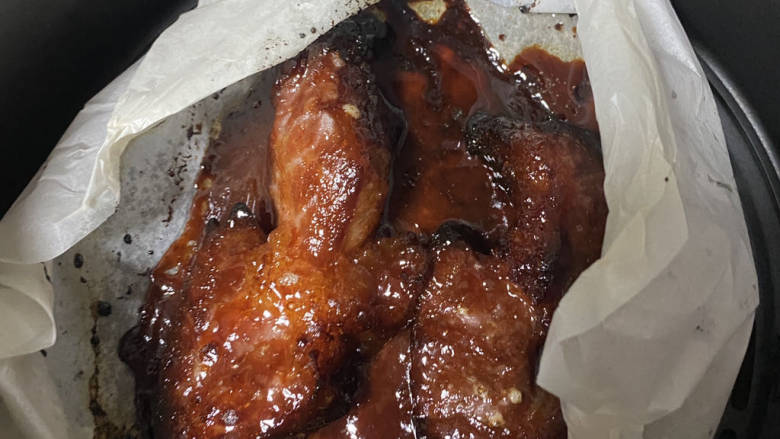 空气炸锅叉烧,翻面再刷一层蜂蜜水，170度烤7分钟。重复一次，把剩余的叉烧汁全部倒进去。大家还是用锡纸比较好哦。