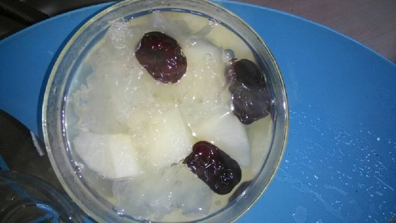 雪梨银耳汤,冰糖融化放入<a style='color:red;display:inline-block;' href='/shicai/ 2111'>雪梨</a>和<a style='color:red;display:inline-block;' href='/shicai/ 2470'>红枣</a>。再用小火闷半个小时左右。就