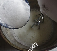 芒果缎带奶油蛋糕,蛋白和<a style='color:red;display:inline-block;' href='/shicai/ 15'>蛋黄</a>分离开，<a style='color:red;display:inline-block;' href='/shicai/ 17'>蛋清</a>放进无水无油的干净容器里面，分三次加入细砂糖，打到蛋白干性发泡
