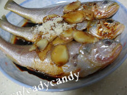 雪菜蒸小黄鱼,在小黄鱼身上铺上生姜，倒入一点点<a style='color:red;display:inline-block;' href='/shicai/ 718'>料酒</a>，<a style='color:red;display:inline-block;' href='/shicai/ 135334'>寿司酱油</a>，少许<a style='color:red;display:inline-block;' href='/shicai/ 846'>色拉油</a>，一小勺<a style='color:red;display:inline-block;' href='/shicai/ 10588'>糖</a>（<a style='color:red;display:inline-block;' href='/shicai/ 135334'>寿司酱油</a>没那么咸，如果觉得比较淡可以适当撒些盐）