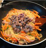 黑椒牛柳炒意粉,放入牛柳,洒<a style='color:red;display:inline-block;' href='/shicai/ 718'>料酒</a>炒均匀