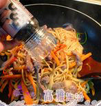 黑椒牛柳炒意粉,最后放葱和洒一点<a style='color:red;display:inline-block;' href='/shicai/ 3931'>黑椒</a>碎在上面;盛出即可。
