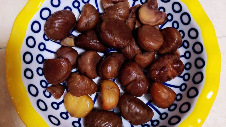 香菇板栗焖饭,我用的熟<a style='color:red;display:inline-block;' href='/shicai/ 2421'>板栗</a>,特别的甜。