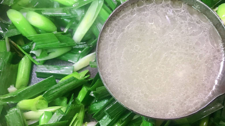 蒜苗炒牛肉,放入<a style='color:red;display:inline-block;' href='/shicai/ 93'>鸡汤</a>