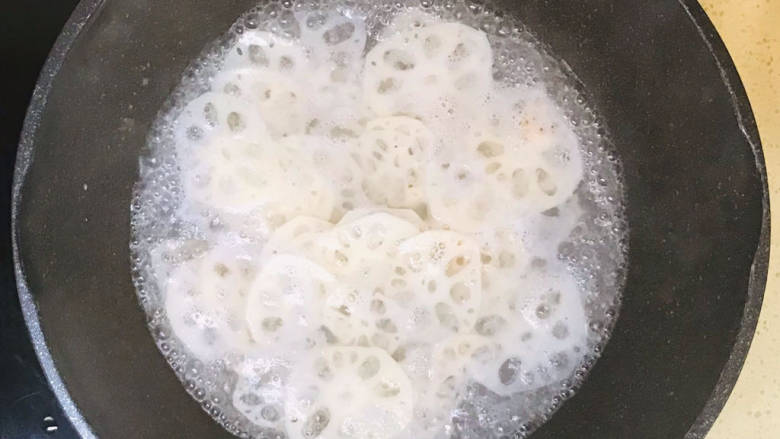 荷兰豆藕片,加入锅里,烧开水,焯水