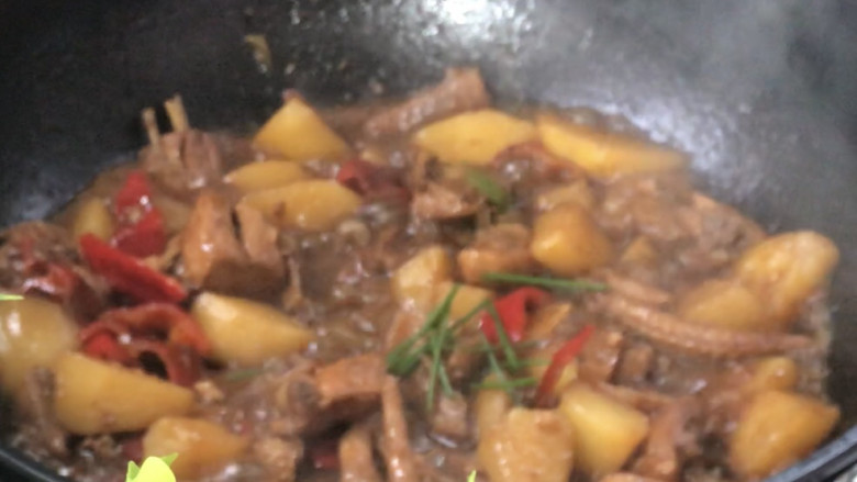 家常鸡块,加入香葱,拌匀
