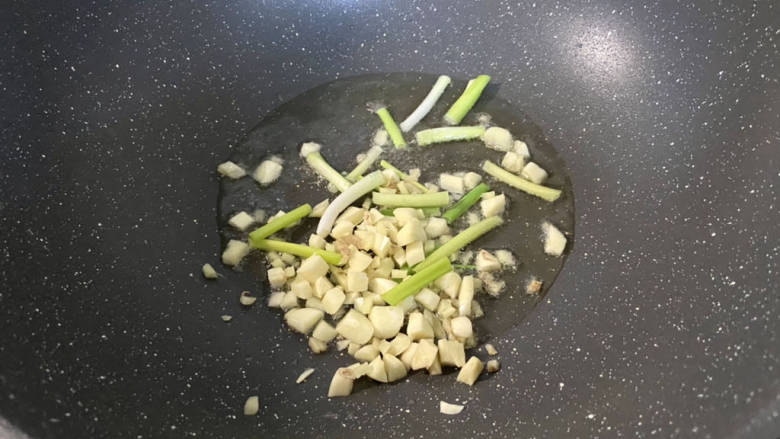 金汤鱼,锅洗净烧热,加适量食用油,下姜蒜粒葱白,小火煸香