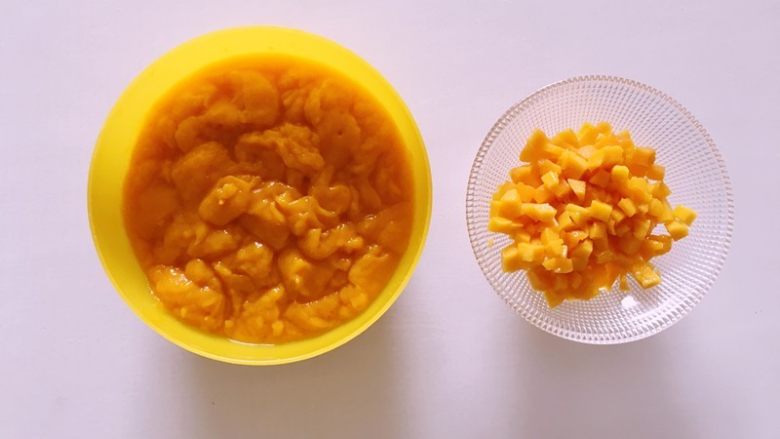 香浓芒果酱,取300克芒果肉用破壁机或者料理机打成芒果泥。