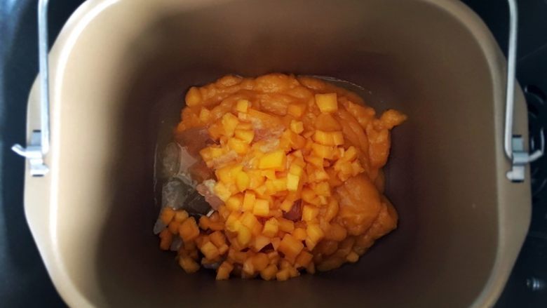 香浓芒果酱,把全部材料都放入面包机。