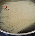 潮州鱼蛋粉,<a style='color:red;display:inline-block;' href='/shicai/ 5058'>桂林米粉</a>放开水里烫热，如果用的是干的米粉，可以放入冷水里煮开后，焖在锅里至米粉熟透，取出冲一下冷开水，吃的时候放开水里烫热