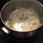 潮州鱼蛋粉,依次将<a style='color:red;display:inline-block;' href='/shicai/ 8479'>鱼蛋</a>、鱼饼、<a style='color:red;display:inline-block;' href='/shicai/ 6841'>牛肉丸</a>、<a style='color:red;display:inline-block;' href='/shicai/ 63982'>鱼皮饺</a>放入锅里煮热，取出