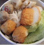 潮州鱼蛋粉,煮好的米粉放入大碗中；<a style='color:red;display:inline-block;' href='/shicai/ 3517'>青菜</a>煮熟；将煮热的鱼蛋、鱼饼、牛肉丸、鱼皮饺铺在米粉上面