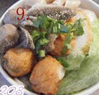 潮州鱼蛋粉,放上<a style='color:red;display:inline-block;' href='/shicai/ 64362'>炸鱼皮</a>；撒上葱花和香菜碎，即可