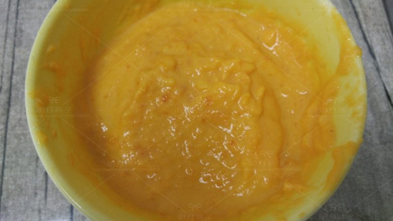 胡萝卜酸奶蛋糕,胡萝卜倒入料理机里,加入80克酸奶搅打成糊。