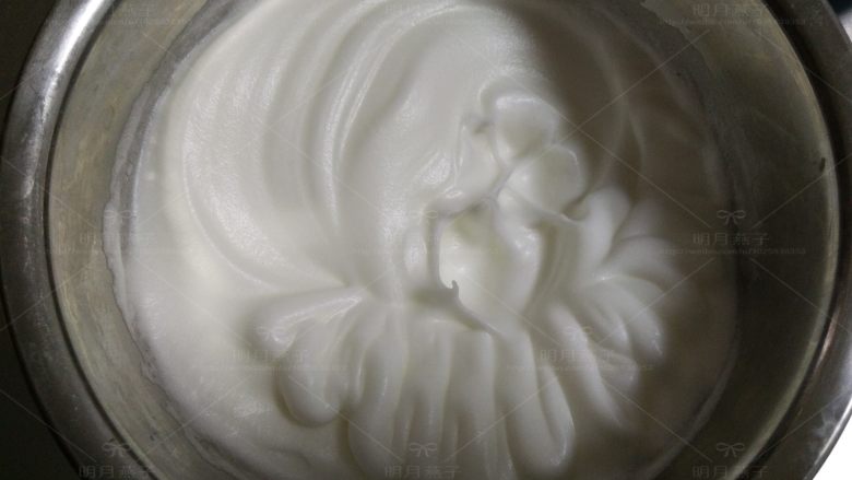 胡萝卜酸奶蛋糕,蛋清中分次加入细砂糖,用电动打蛋器打至湿性发泡。