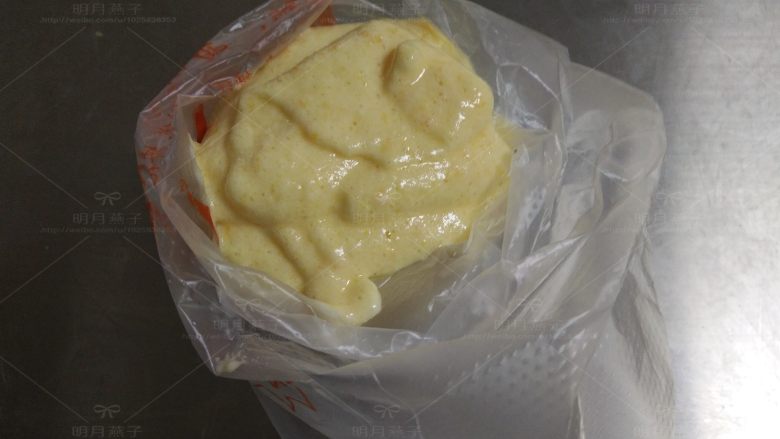 胡萝卜酸奶蛋糕,把裱花袋放入杯中,倒入面糊