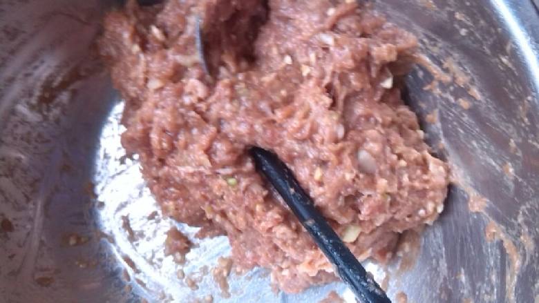 莲蓬肉丸,将肉馅按自己的口味调