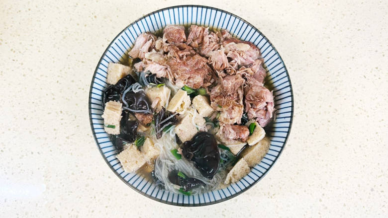羊肉泡馍,盛出来,码放进已经切好的羊肉