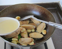 三杯鸡翅中,加入<a style='color:red;display:inline-block;' href='/shicai/ 4367'>米酒</a>，翻炒均匀