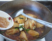 三杯鸡翅中,加入<a style='color:red;display:inline-block;' href='/shicai/ 692'>酱油</a>，翻炒均匀；加入冰糖，翻炒均匀