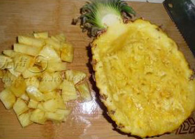 泰式菠萝海鲜炒饭 ,菠萝半个，挖出菠萝肉切成小粒，留下菠萝壳当盛饭容器